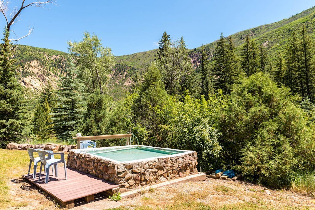 Cozy, waterfront, mountainview cabin w/prime location & shared hot springs