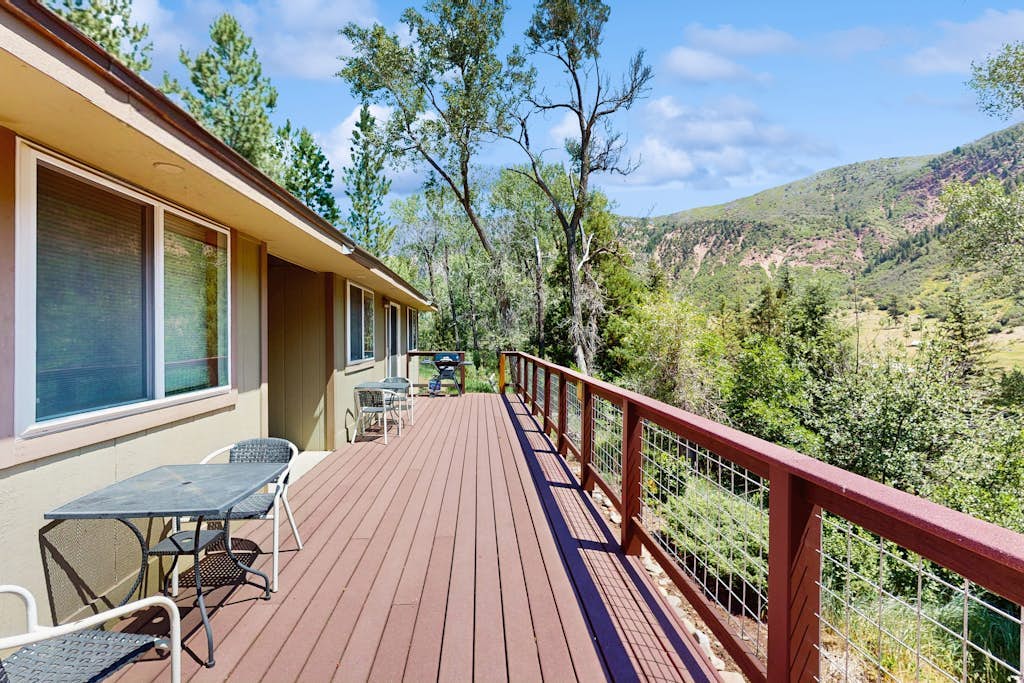 Cozy, waterfront, mountainview cabin w/prime location & shared hot springs