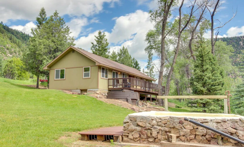 Waterfront cabins next to nature preserve - private hot tub & river views