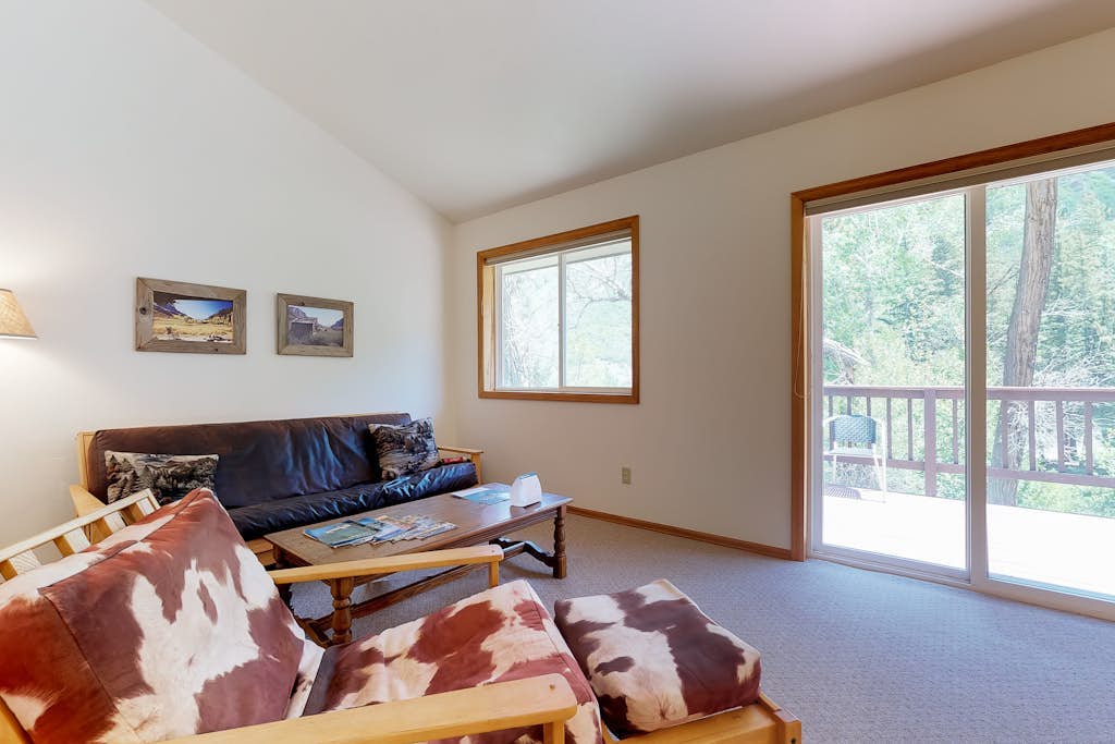 Waterfront cabins next to nature preserve - private hot tub & river views
