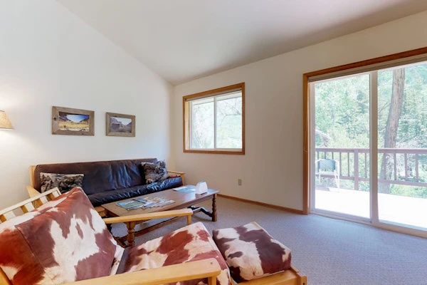 Waterfront cabins next to nature preserve - private hot tub & river views
