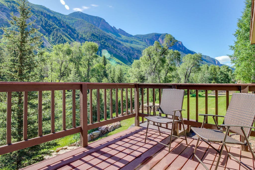 Waterfront cabins next to nature preserve - private hot tub & river views