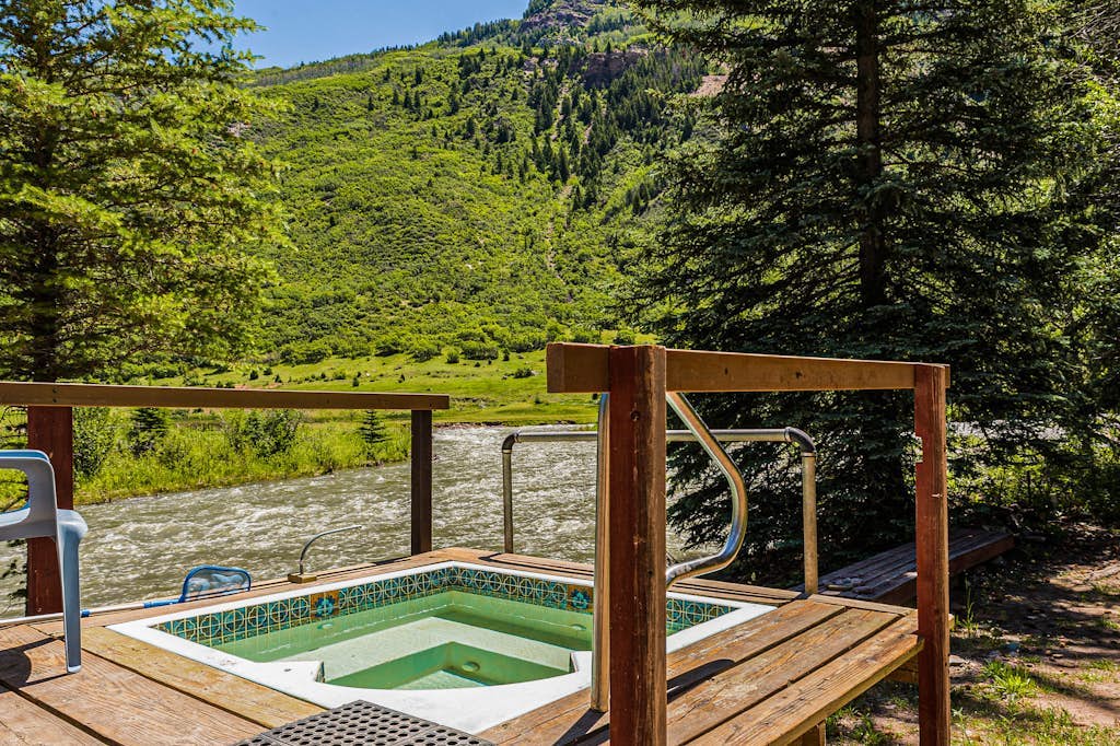Rustic cabin with shared hot springs on the Crystal River