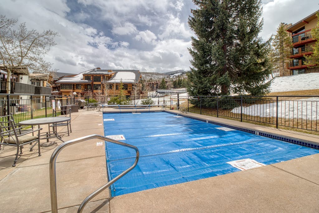 Cozy ski-in/ski-out condo with pool in summer & hot tub, year round