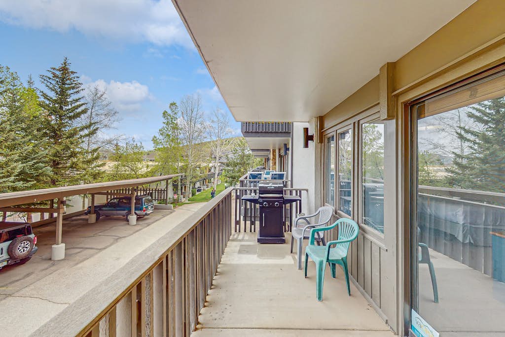 Cozy ski-in/ski-out condo with pool in summer & hot tub, year round