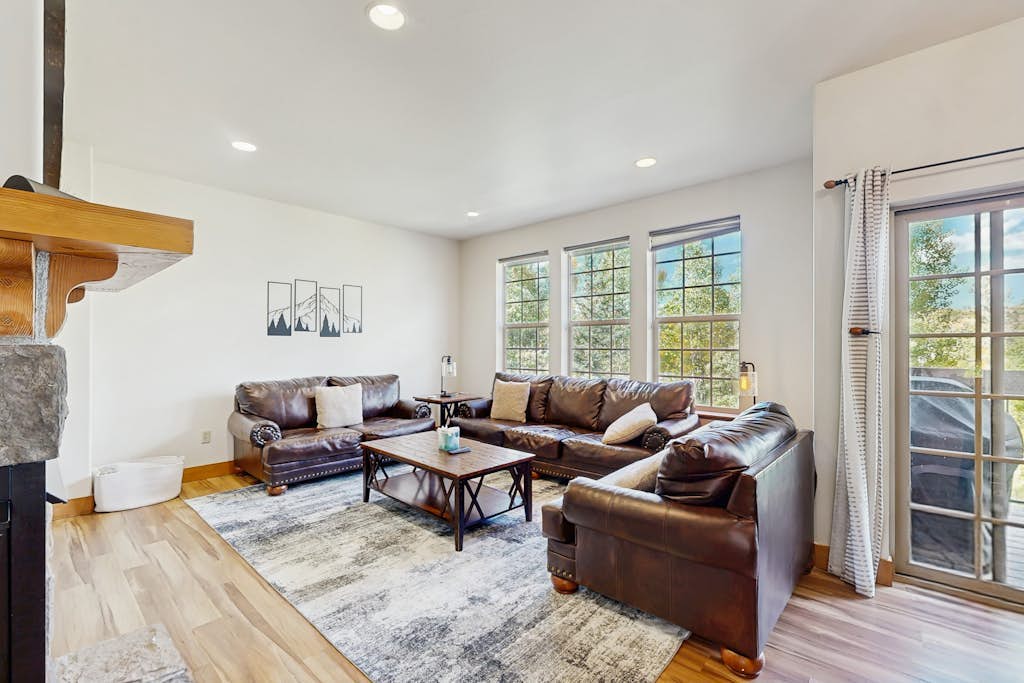 Conveniently located townhome with hot tub, balcony & full kitchen