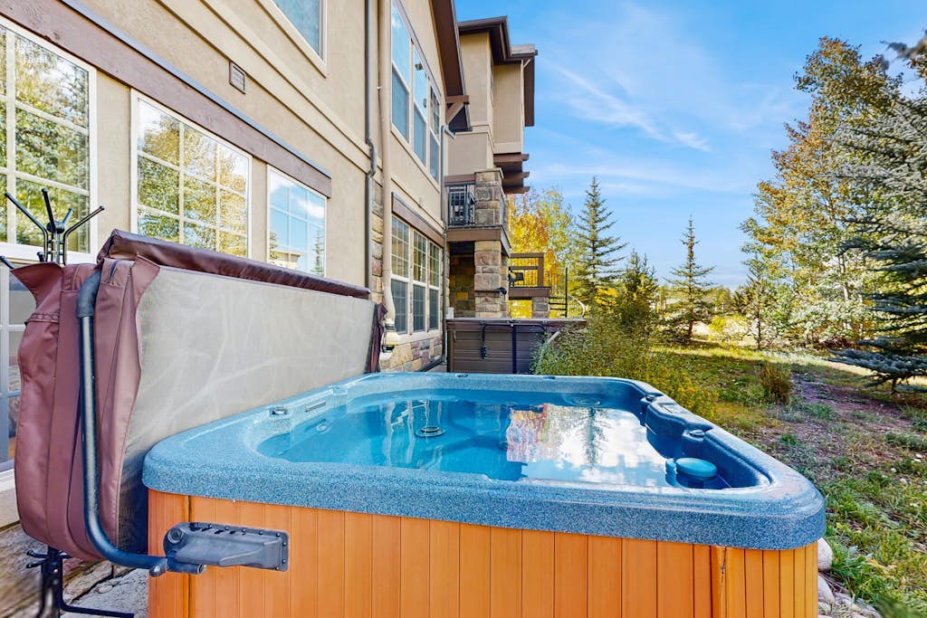 Conveniently located townhome with hot tub, balcony & full kitchen