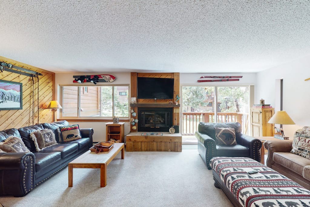 Beautiful mountain condo with fireplace, hot tubs, & gym - ski/in-ski-out