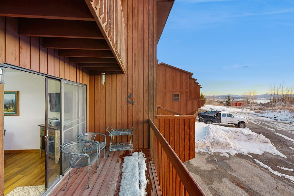 Conveniently located condo w/ full kitchen, wifi - near lake & wildlife