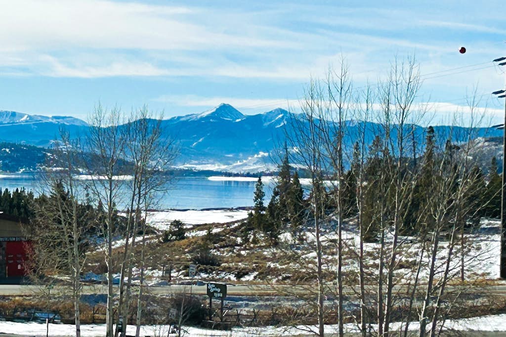 Conveniently located condo w/ full kitchen, wifi - near lake & wildlife