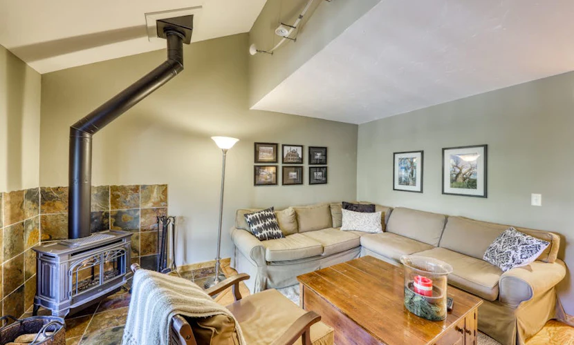 Charming townhouse with mountain views, balcony & private laundry