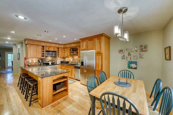 Charming townhouse with mountain views, balcony & private laundry