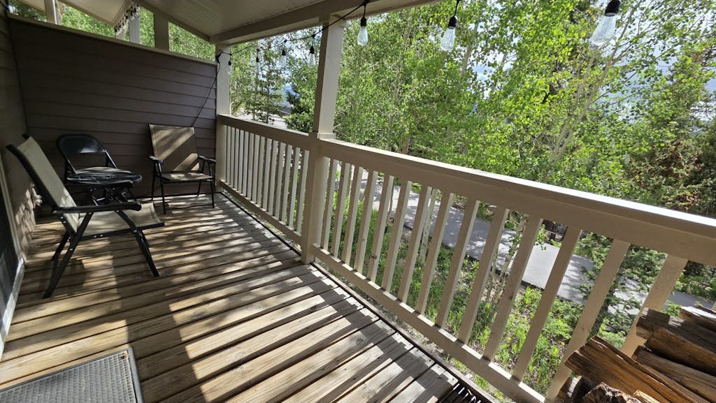 Charming townhouse with mountain views, balcony & private laundry