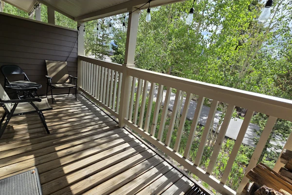 Charming townhouse with mountain views, balcony & private laundry