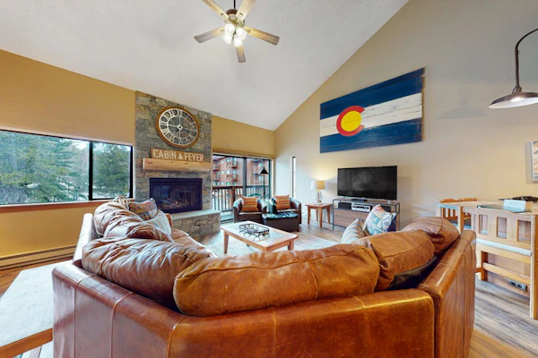 Cozy 3rd-floor condo w/ hot tubs, fireplace, balcony, gym, & views