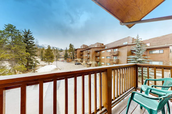 Cozy 3rd-floor condo w/ hot tubs, fireplace, balcony, gym, & views