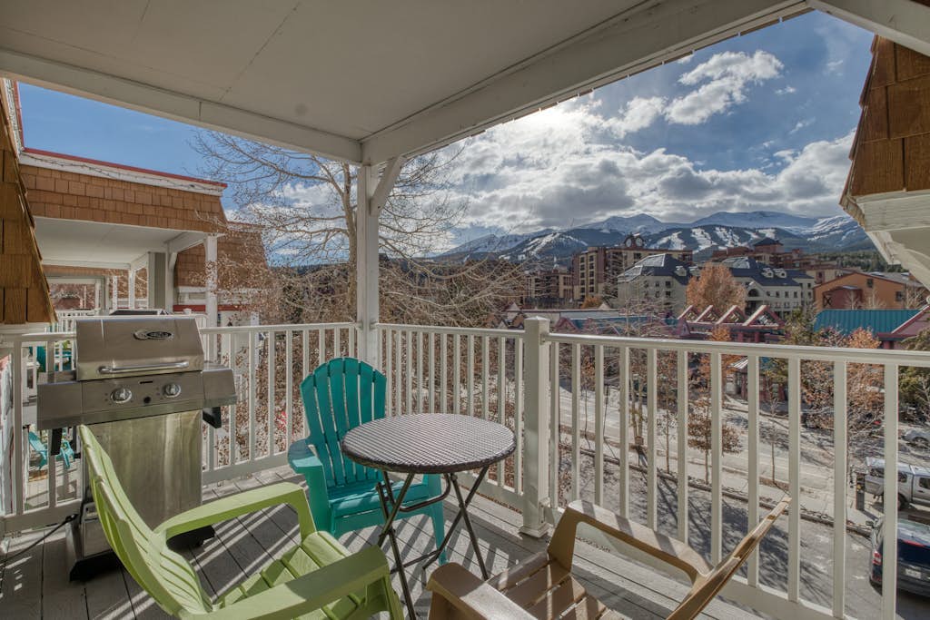 Heart of Breckenridge: Mountain Views, Walk to Lifts