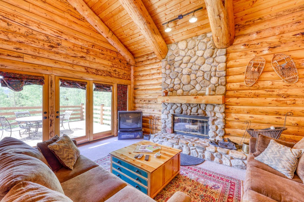 Mountain view cabin with hot tub, pool table, gas fireplace - near town