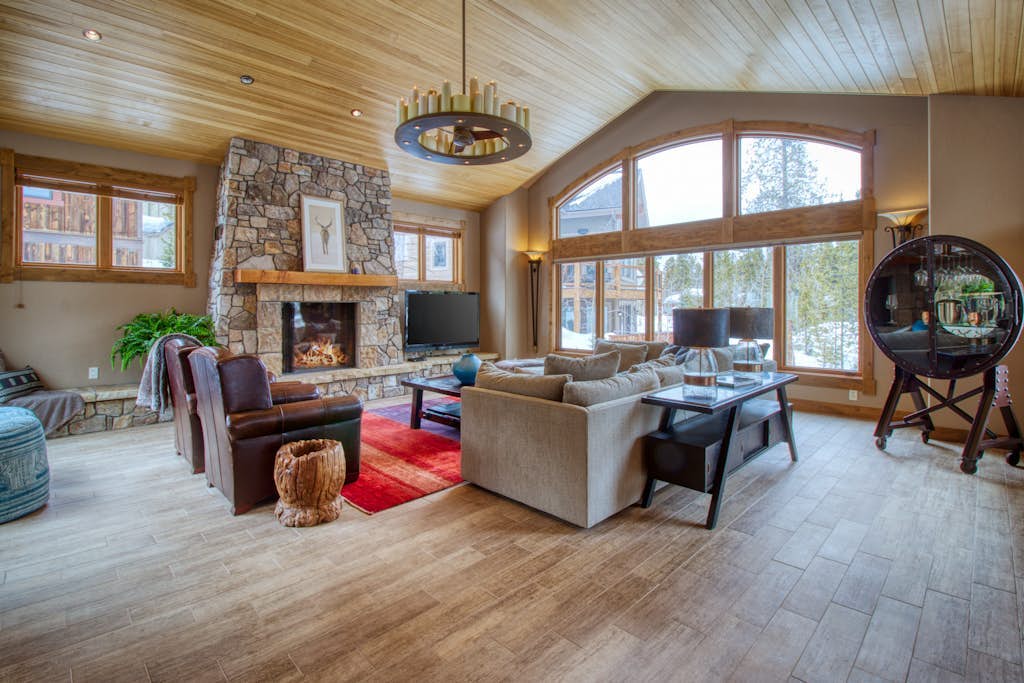 Spacious mountain home w/ private hot tub, firepit, & gourmet kitchen