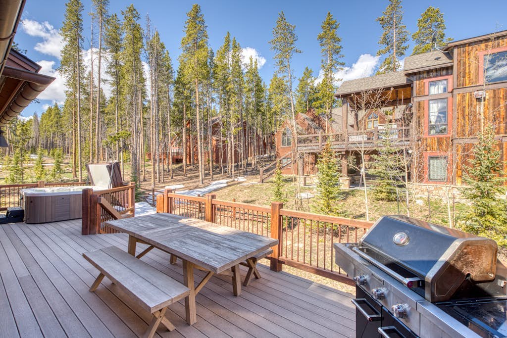 Spacious mountain home w/ private hot tub, firepit, & gourmet kitchen