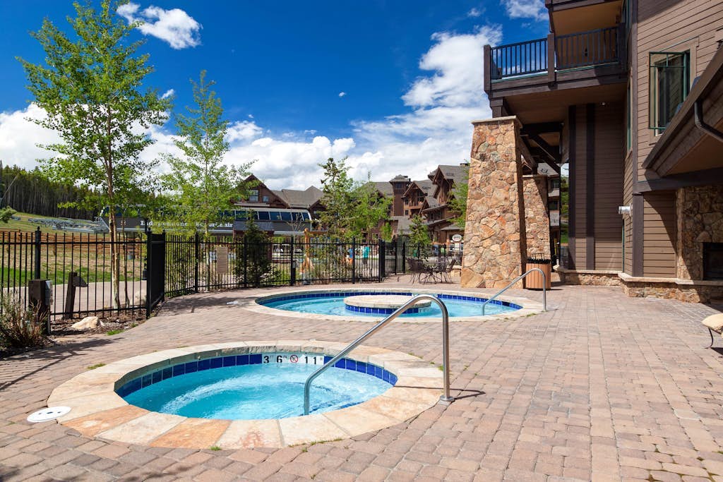 Ski-in/ski-out luxury w/ shared hot tubs, pools, & unobstructed mountain views
