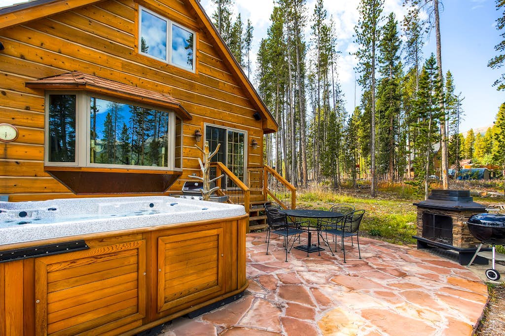 Cozy chalet near trails, w/ Mountain Views, Hot Tub & Breck Fun
