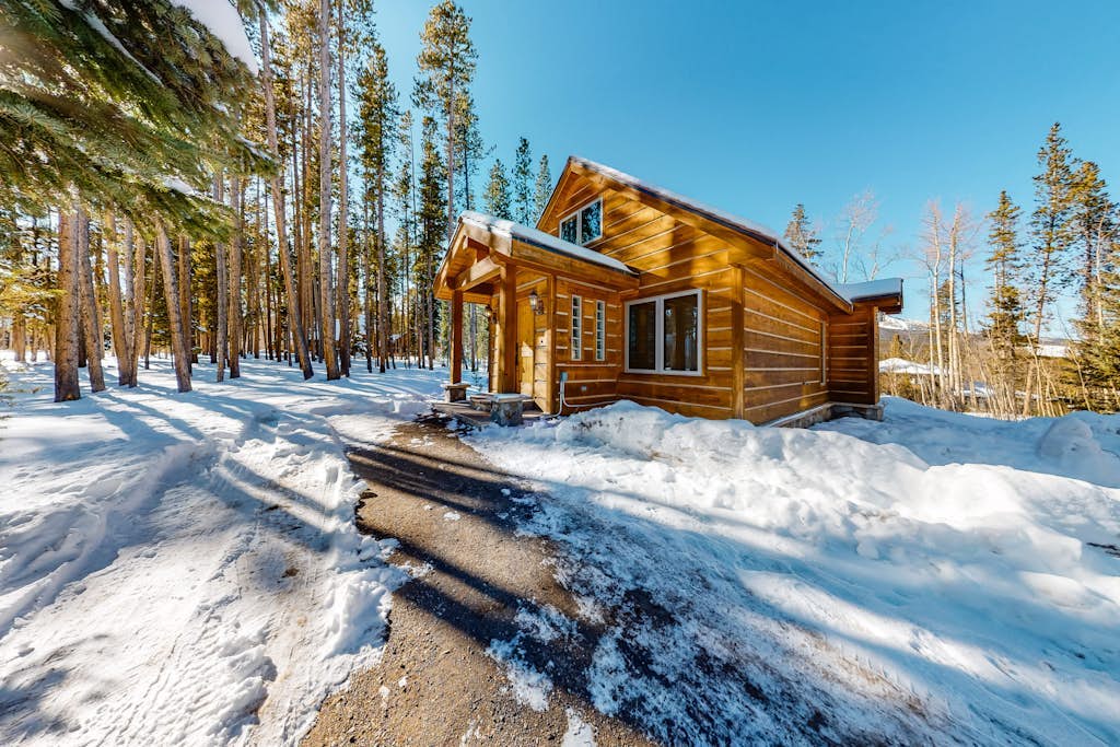 Cozy chalet near trails, w/ Mountain Views, Hot Tub & Breck Fun