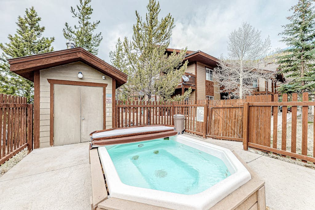 Spacious and family-friendly home w/ loft, gas grill, balcony & shared hot tub