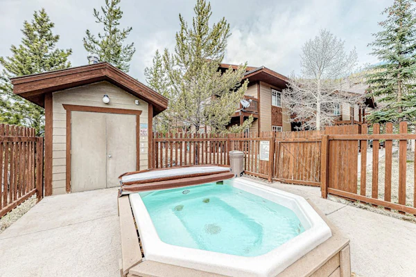 Spacious and family-friendly home w/ loft, gas grill, balcony & shared hot tub