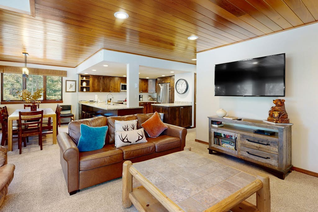 Spacious ski-in/ski-out townhome with shared hot tub & pool - near lifts