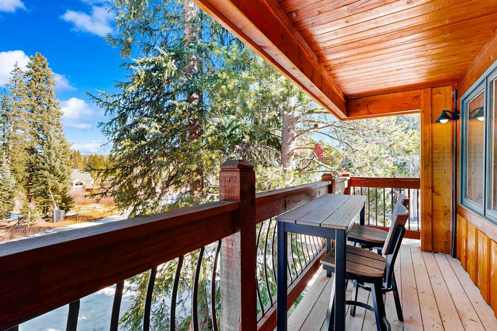 Spacious ski-in/ski-out townhome with shared hot tub & pool - near lifts