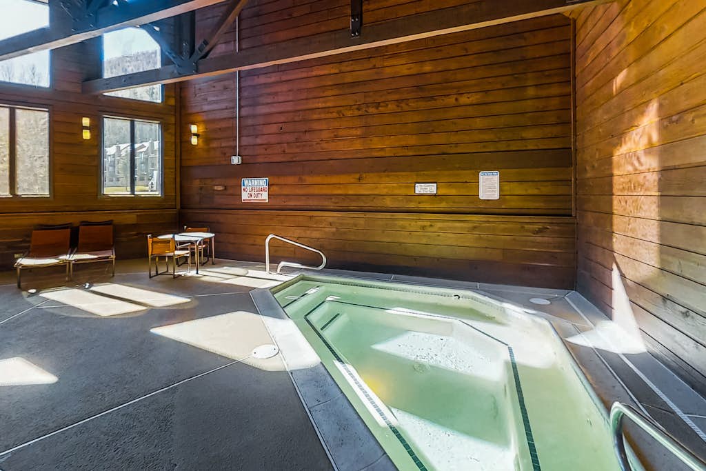 Mountain view condo in Cascade Village w/ easy access to trails