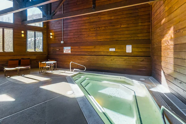 Mountain view condo in Cascade Village w/ easy access to trails