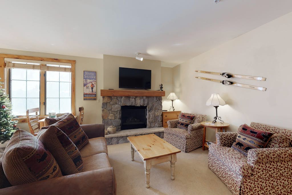 Cozy Mountain Condo with Pool & Hot Tub - Close to the Slopes