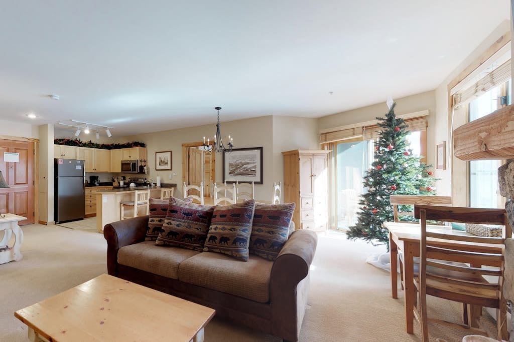 Cozy Mountain Condo with Pool & Hot Tub - Close to the Slopes