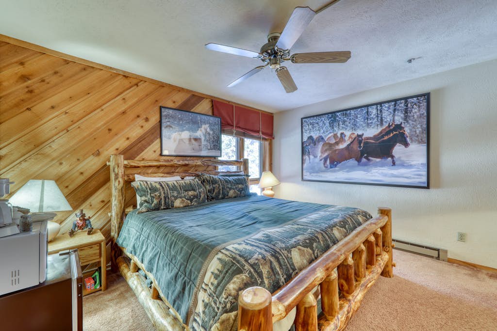 Perfectly located studio with pool & hot tubs - walk to lifts and Main Street
