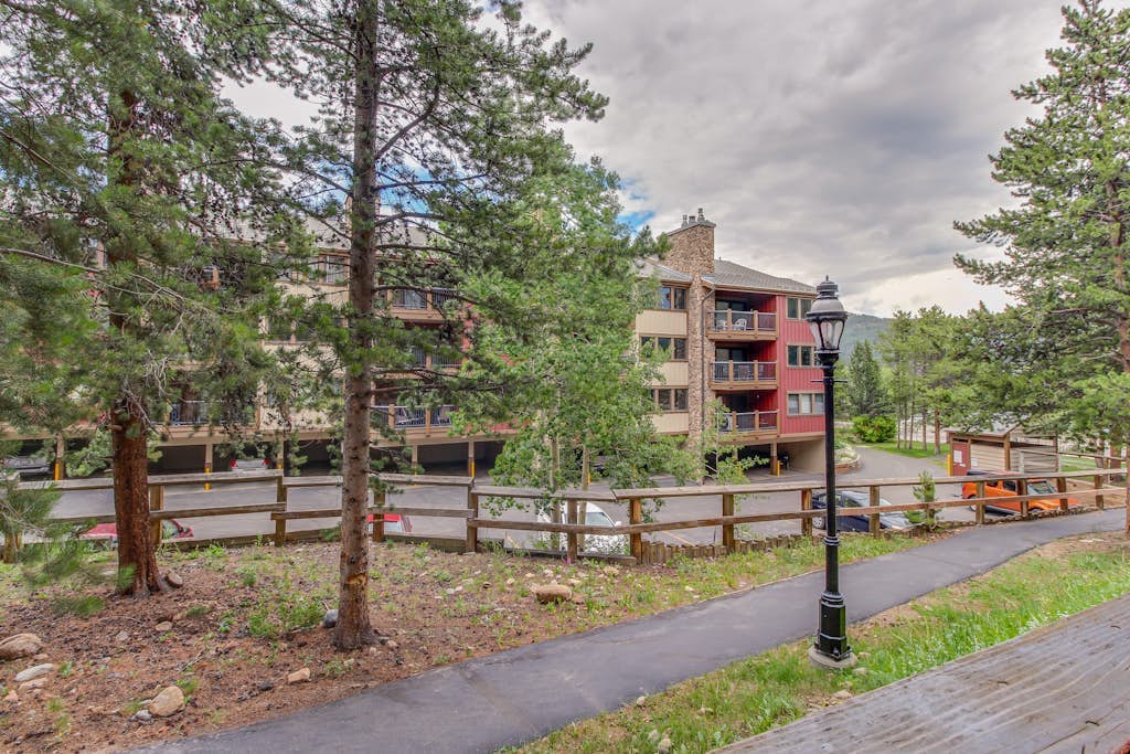 Perfectly located studio with pool & hot tubs - walk to lifts and Main Street