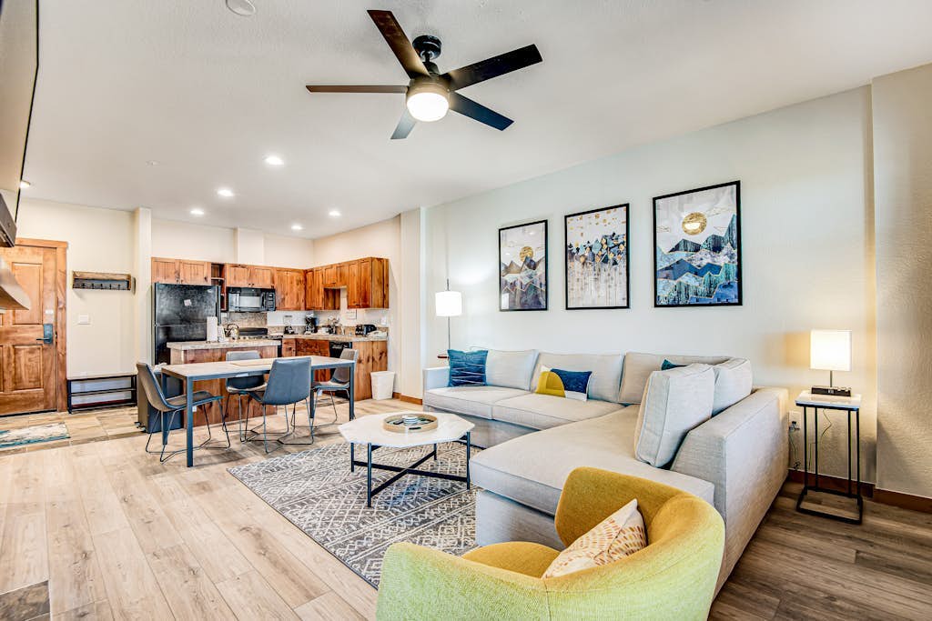Centrally located condo with mountain view, hot tubs & pool - walk to lifts
