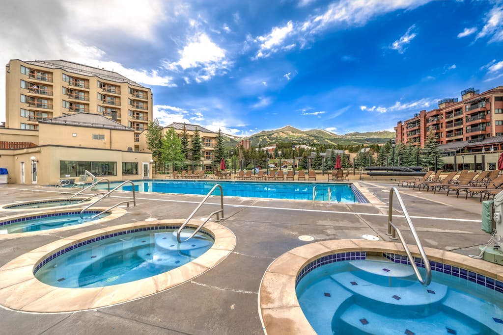Downtown studio near QuickSilver Super Chair with pool, hot tubs & fireplace