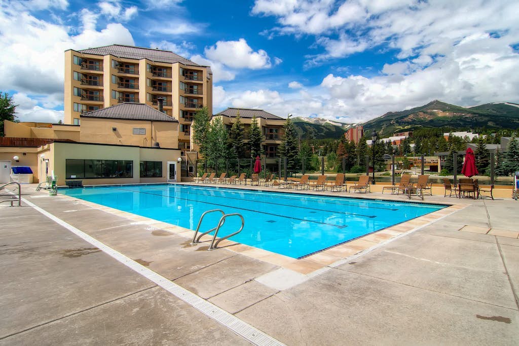 Downtown studio near QuickSilver Super Chair with pool, hot tubs & fireplace