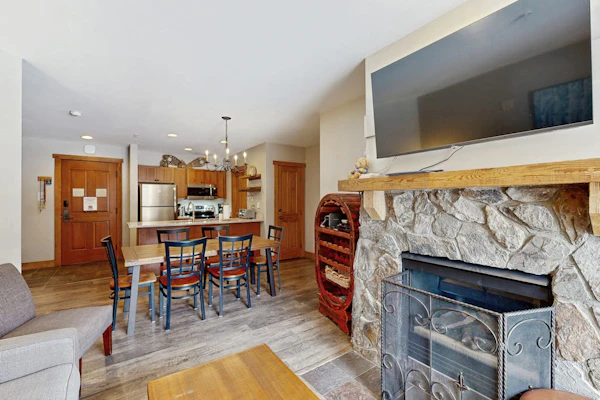 Cozy Ski-In/Ski-Out Condo with WiFi, Pool, & Hot Tub
