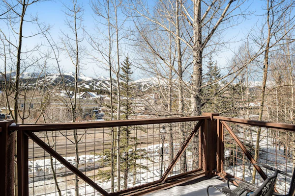 Inviting mountain escape near lifts w/ shared pool/hot tub, free WiFi, & more