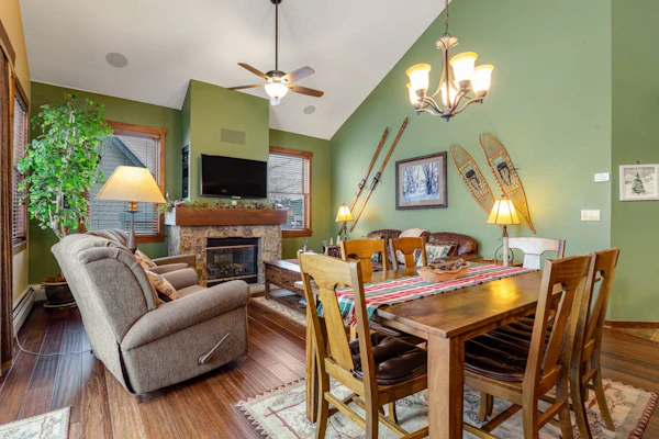 Inviting mountain escape near lifts w/ shared pool/hot tub, free WiFi, & more