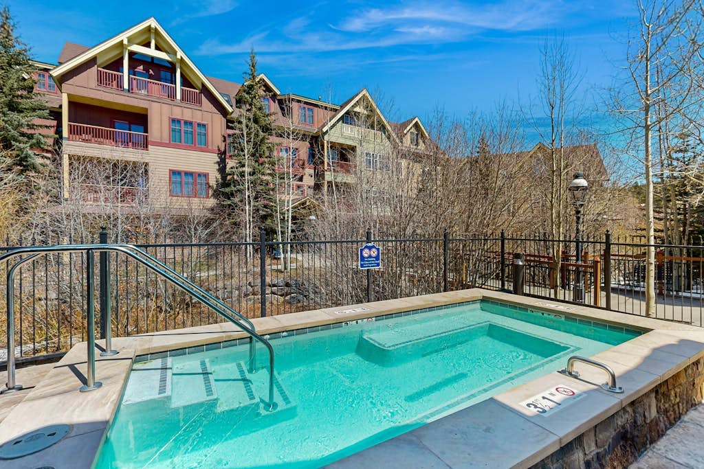 Luxury condo with balcony, pool, hot tubs & gym - walk to lifts/downtown
