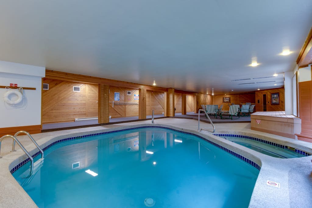 Conveniently Located Condo with Shared Pool, Hot Tub - Walk to Slopes
