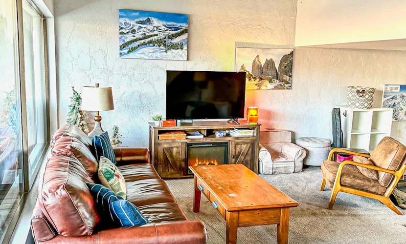 Cozy condo minutes from slopes with WiFi, W/D, balcony & hot tub