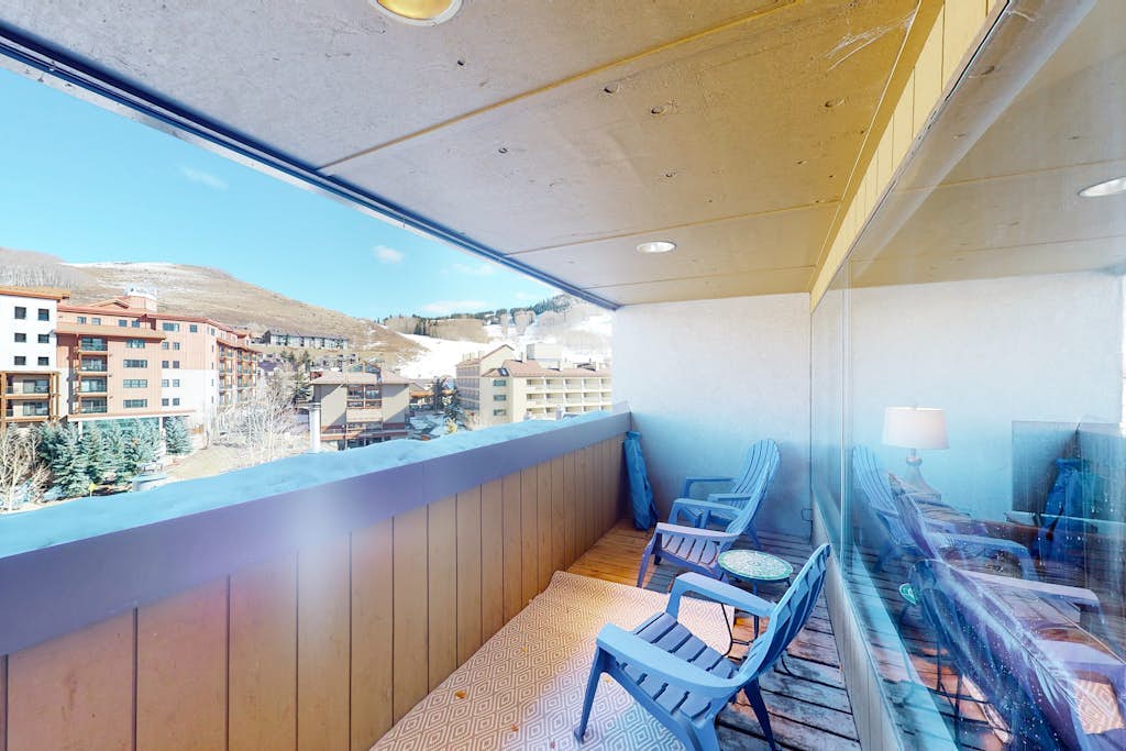 Cozy condo minutes from slopes with WiFi, W/D, balcony & hot tub