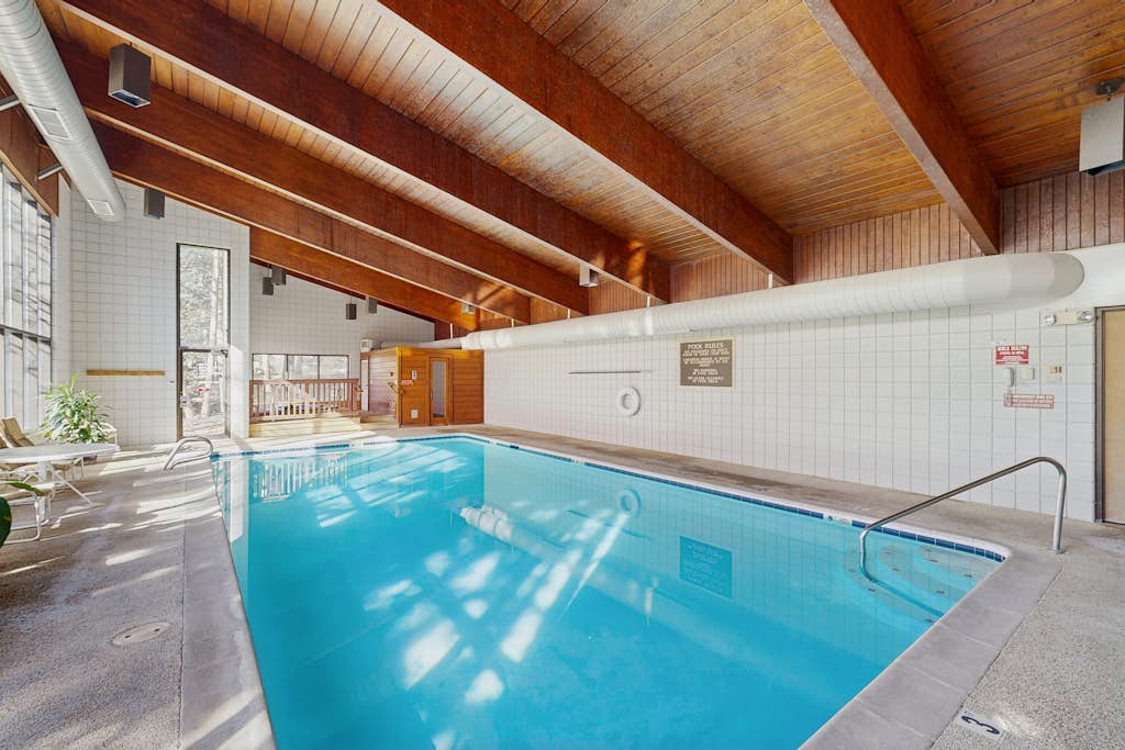 Cozy Condo with Great Views, Shared Pool & Hot Tub - 350 Yards to the Slopes