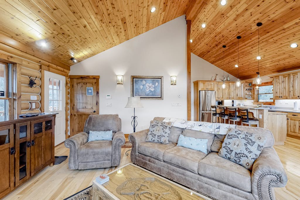 Inviting cabin with lovely lake & mountain views - close to town & hiking