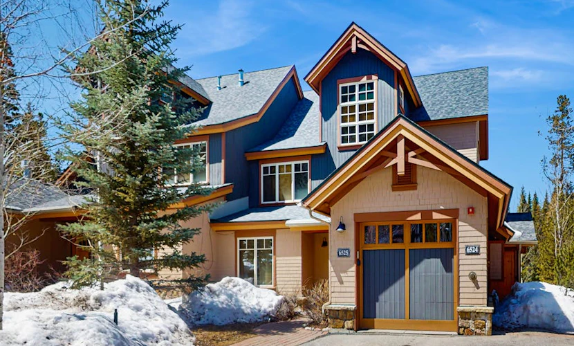 Ground level condo w/ shared pool table & outdoor pool/hot tub - Dogs ok